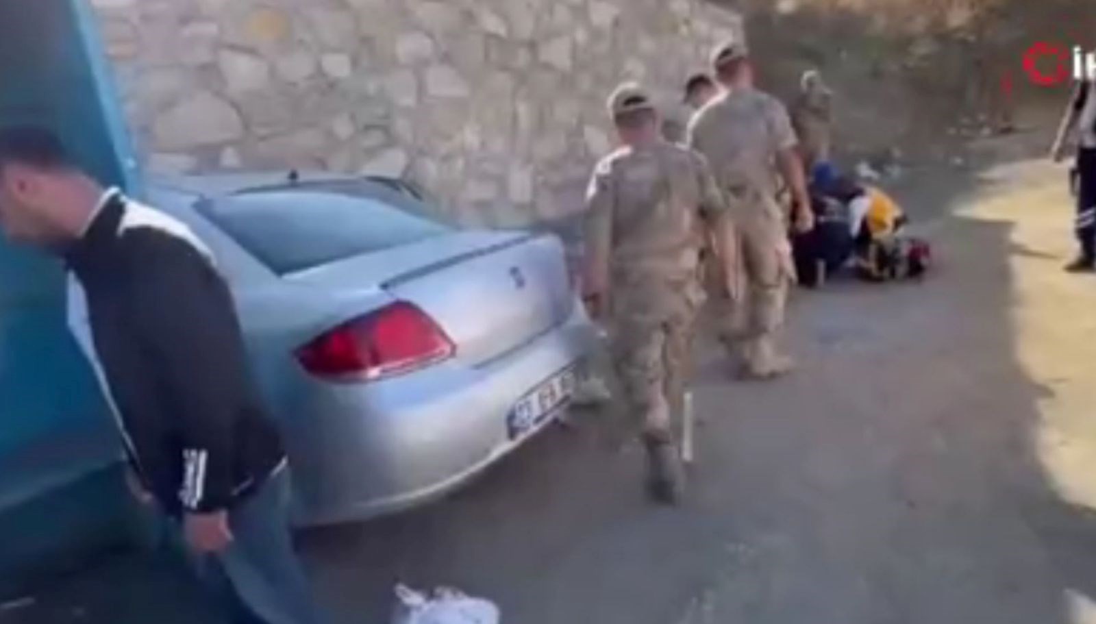 elazigda otomobil duraga daldi 1i agir 6 yarali ttl1dAlW