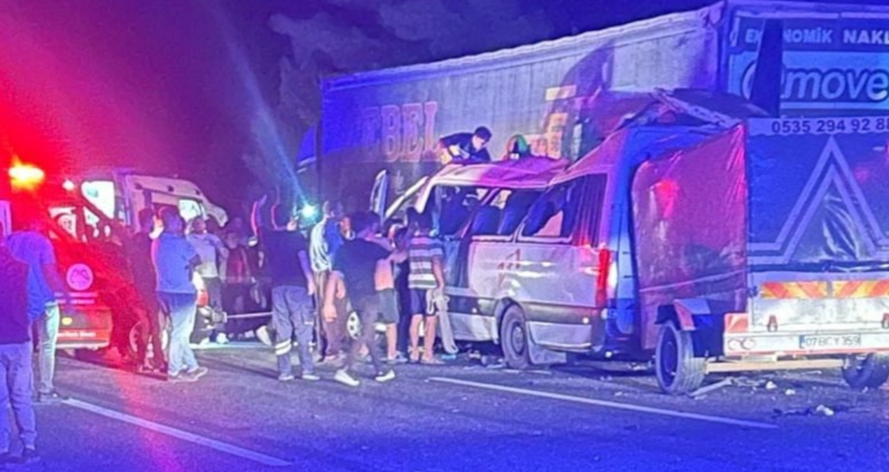 feci kaza 3 can aldi 16 kisi yaralandi minibus tira carpti vkJzysHX