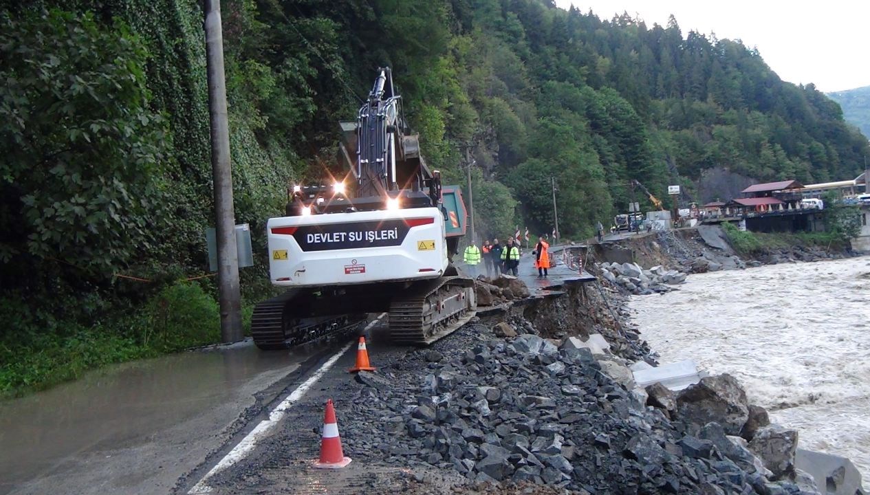 rizede hastalar coken yoldan iple tahliye edildi CkYy7Bk1