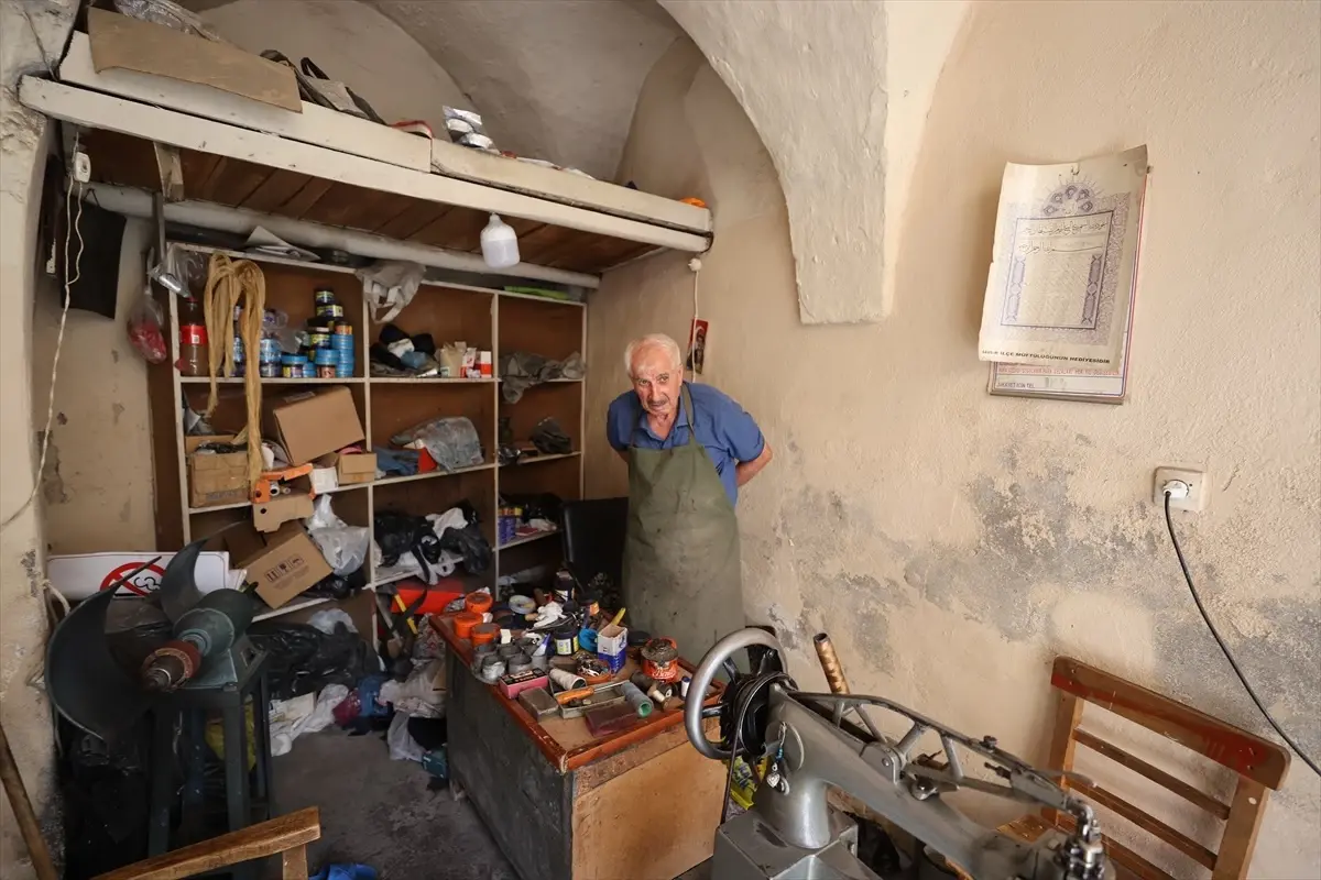 savurun tek ayakkabi ustasi orhan kurt AsjDzIM7