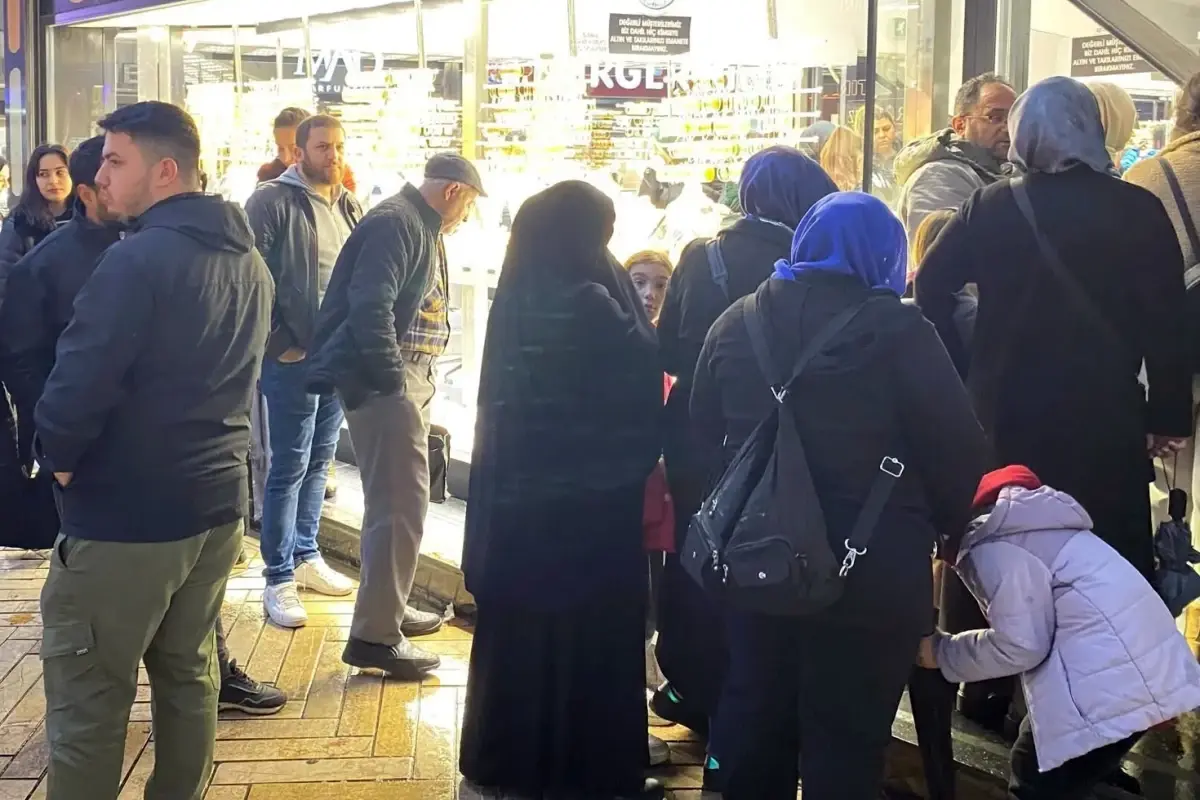 kuyumcularin onunde altin kuyrugu 45zAlxZY.jpg