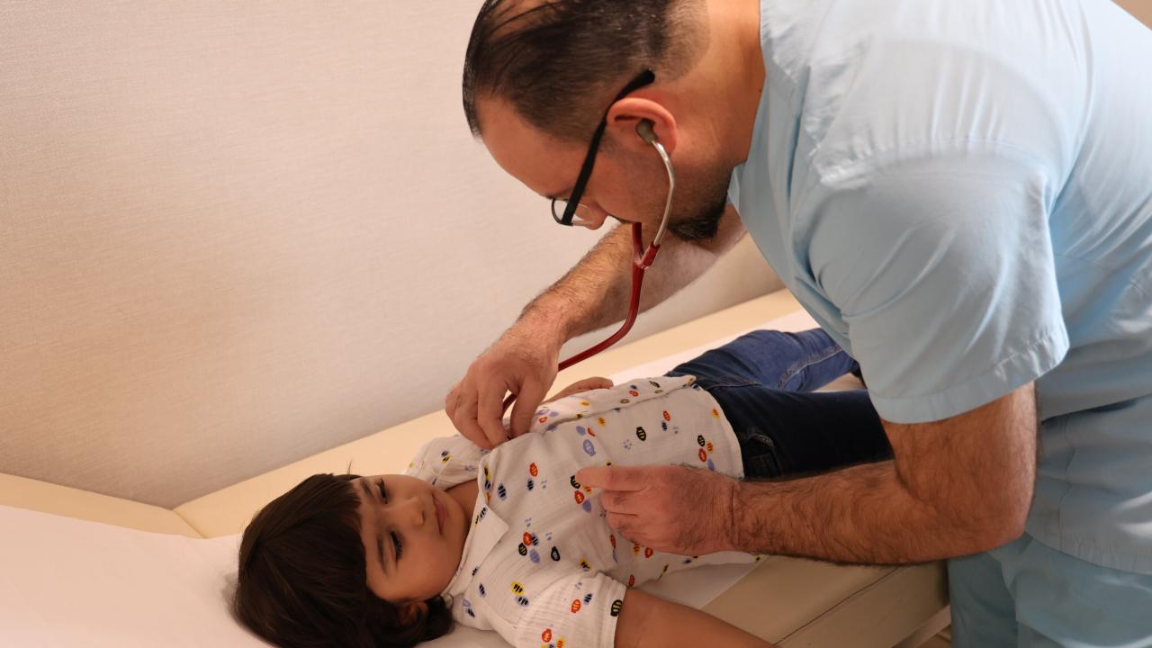 200 binde bir gorulen hastalik 2 yasindaki cocugun gogus boslugu bagirsakla doldu VJkXSGJk.jpg