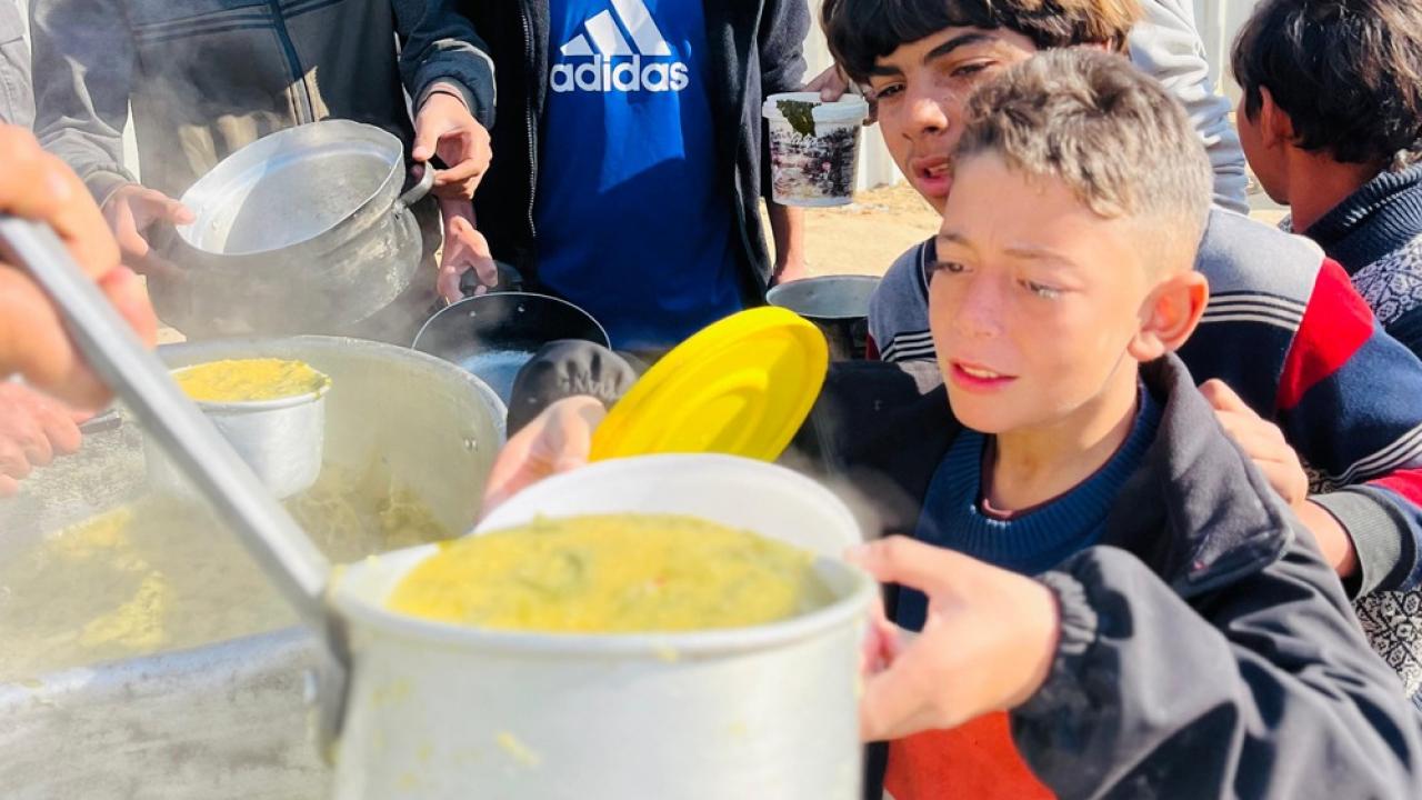 deniz feneri gazzede her gun 22 bin kisiye sicak yemek HSRLKzQ1.jpg