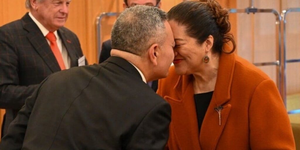 sarayda-sira-disi-konuk-GVDTzvJg