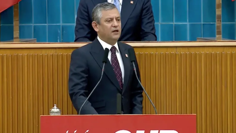 son-dakika-ozgur-ozel-kursude-bir-santim-egilmeyecegiz-qp8KndXg
