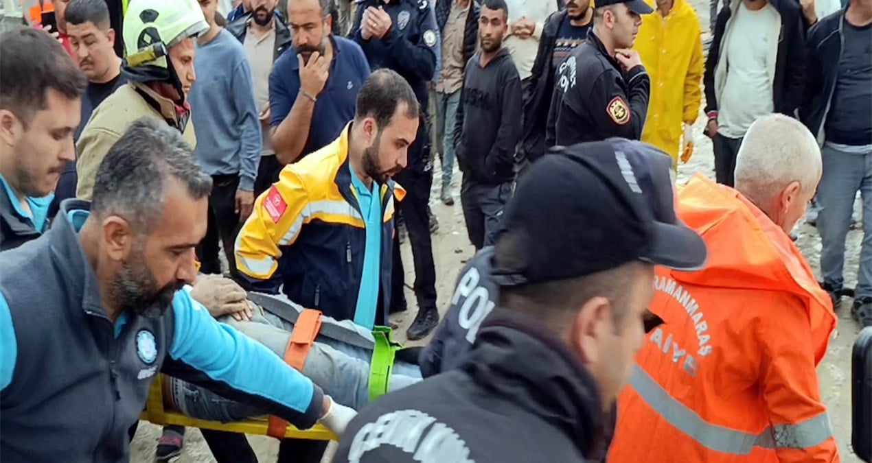 Otopark Yıkımında Tehlikeli Anlar: Ekipler Hızla Müdahale Etti