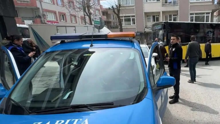 aydinda-duyarsiz-arac-parki-trafigi-kilitledi-fvsMXHiS
