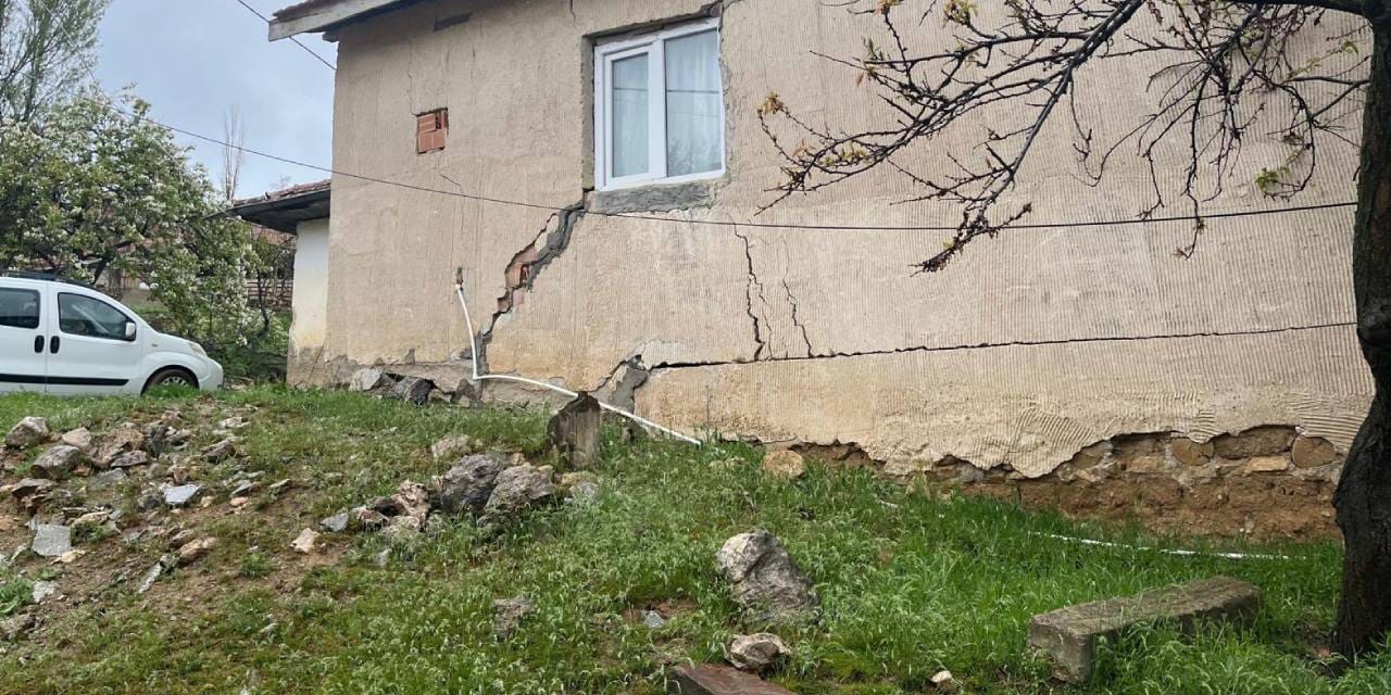 Şiddetli Yağışlar Sonucu Toprak Kaymaları: 9 Yapıda Hasar, 1 Ev Kullanılamaz Hale Geldi