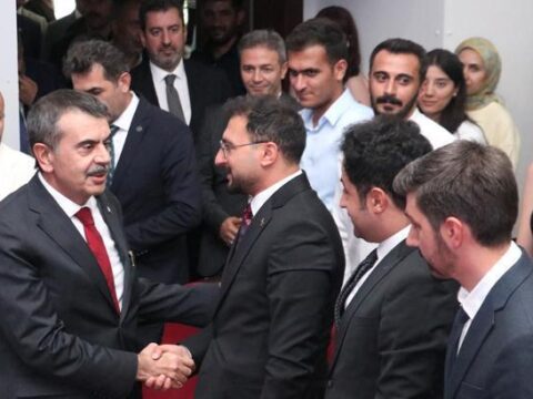 Bakan tekin erzurum milli egitim akademisindeki ogretmen adaylariyla bulustu Fk2EiwJ1