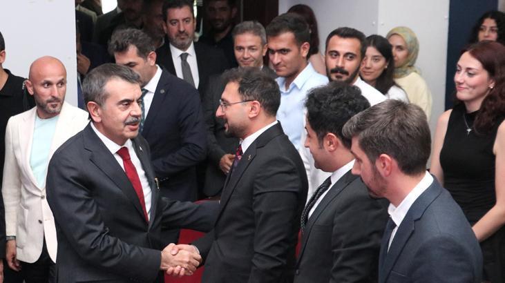 Bakan tekin erzurum milli egitim akademisindeki ogretmen adaylariyla bulustu Fk2EiwJ1