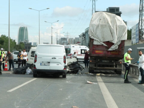 Yola birakilan kucucuk bir tugla zincirleme kazaya yol acti 1 olu zTB1Z8pa