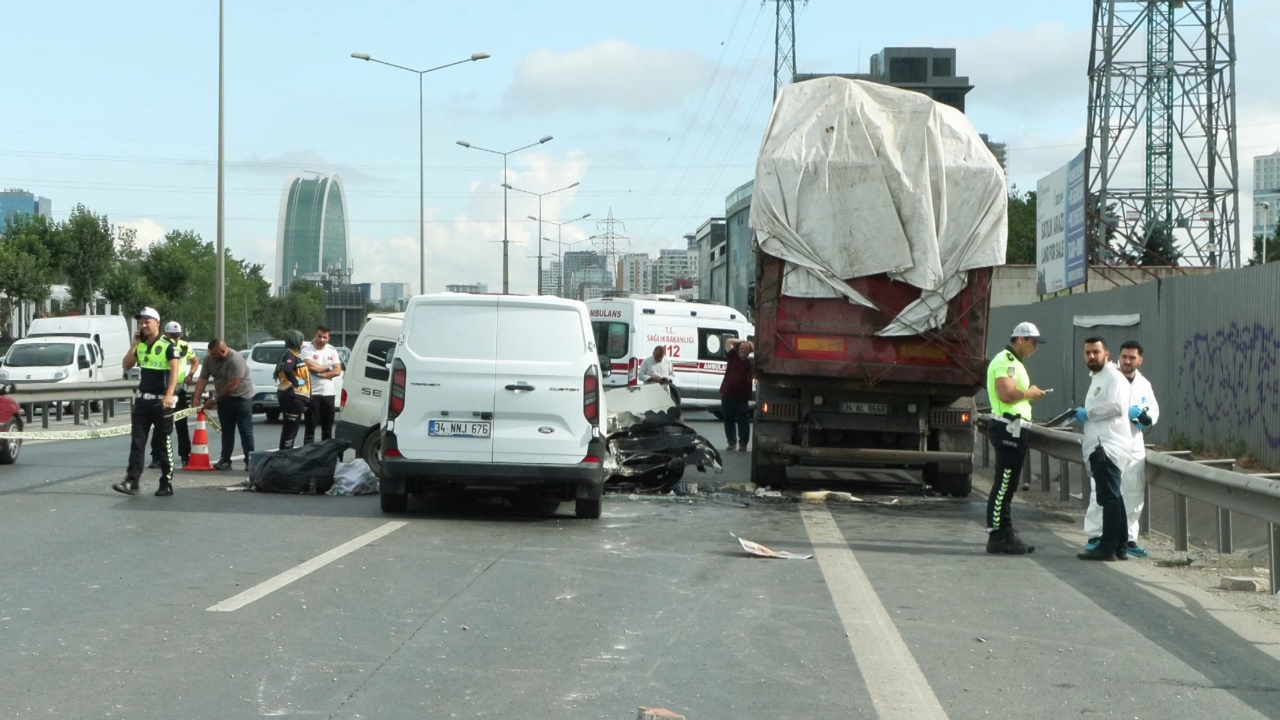 Yola birakilan kucucuk bir tugla zincirleme kazaya yol acti 1 olu zTB1Z8pa